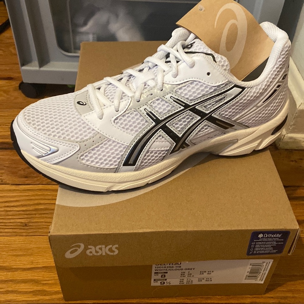 Brand new ASICS unisex.